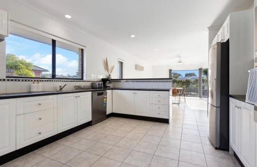 Port Lincoln House | Smada Stay - 4BR, Waterfront, Perfect Entertainer