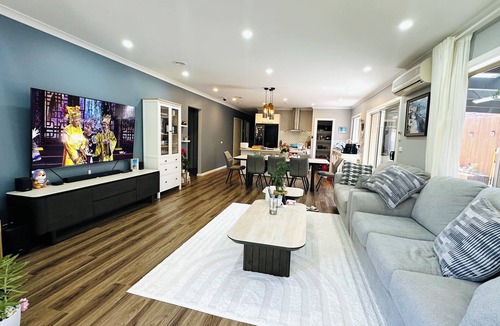 Deer Park House | Smart Home near Deer Park Train Station - Private Room