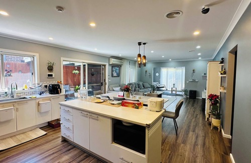 Deer Park House | Smart Home near Deer Park Train Station - Private Room
