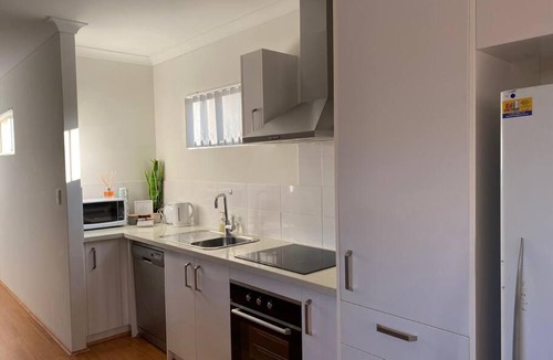 Cloverdale Apartment | Smart Modern Close City/Airport WIFI/Park/Netflix