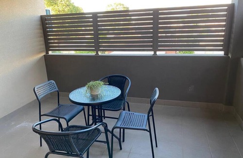 Cloverdale Apartment | Smart Modern Close City/Airport WIFI/Park/Netflix
