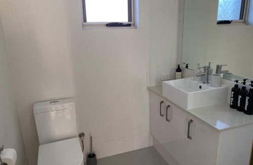 Cloverdale Apartment | Smart Modern Close City/Airport WIFI/Park/Netflix