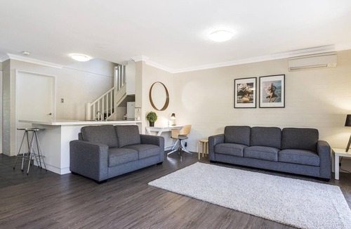 Subiaco Apartment | Smart three bedroom apartment with swimming pool & spa.