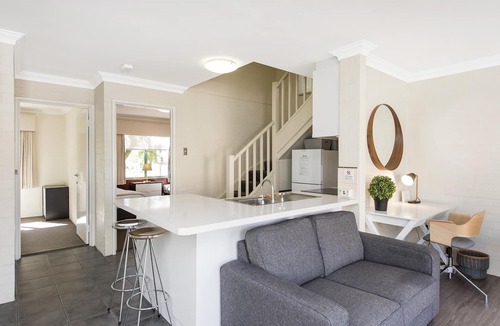 Subiaco Apartment | Smart three bedroom apartment with swimming pool & spa.
