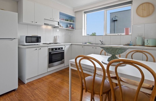 Ascot Vale Apartment | Snug 2-Bed in an Unbeatable Location