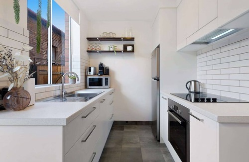 St Kilda Apartment | Snug St Kilda Apartment with Private Courtyard