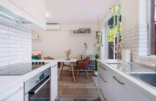 St Kilda Apartment | Snug St Kilda Apartment with Private Courtyard