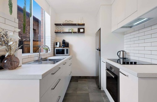 St Kilda Apartment | Snug St Kilda Apartment with Private Courtyard