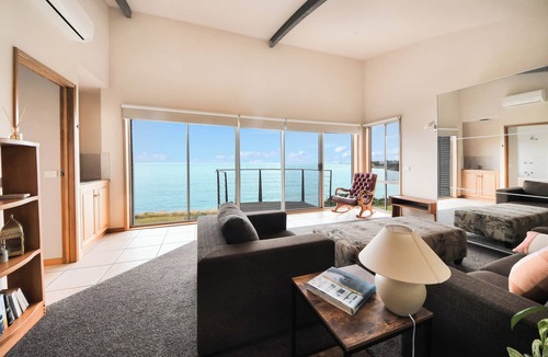 Portland Apartment | Soak up the seaside breeze and enjoy uninterrupted sea views!