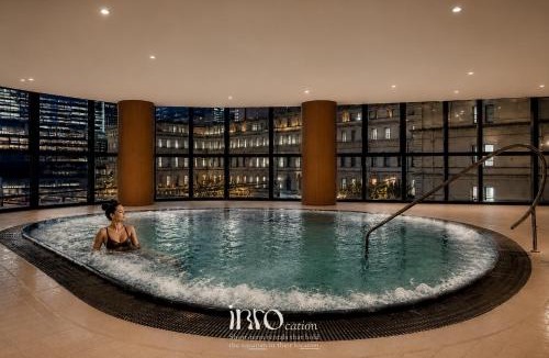 Docklands Apartment | SODO Level 35 2 Bed Santuary with Balcony & Resort Amenities - Pool Jacuzzi Sauna Steam Room & Gym