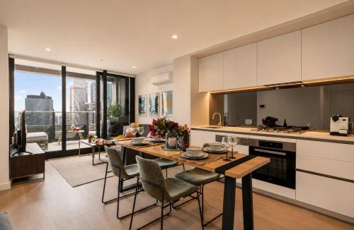 Docklands Apartment | SODO Level 35 2 Bed Santuary with Balcony & Resort Amenities - Pool Jacuzzi Sauna Steam Room & Gym