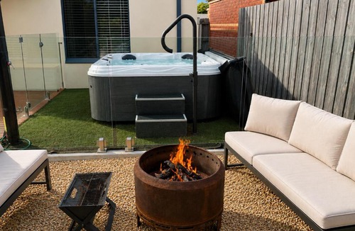 Dromana House | Solander in Dromana with Private Spa by Ready Set Stay