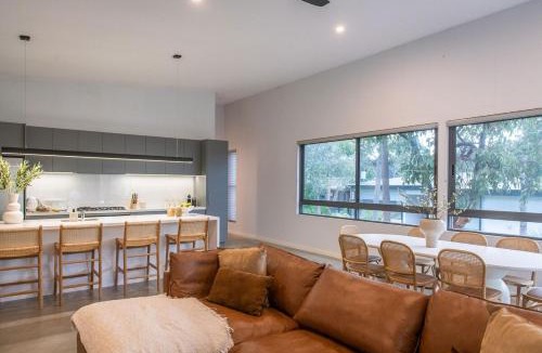 Margaret River House | Solara Escape - Cozy & modern, fireplace, bush surrounds
