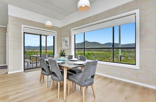 Broke House | Somerville Wines Lux Escape 3-Bedroom Cottage Near Broke Wineries