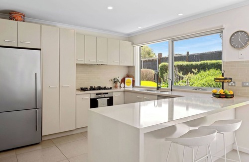 Sorrento House | Sorrento retreat, pool, spa and sauna, walk to village & beaches (sleeps 12)