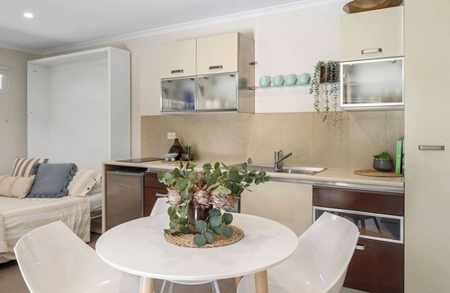 Sorrento House | Sorrento retreat, pool, spa and sauna, walk to village & beaches (sleeps 12)