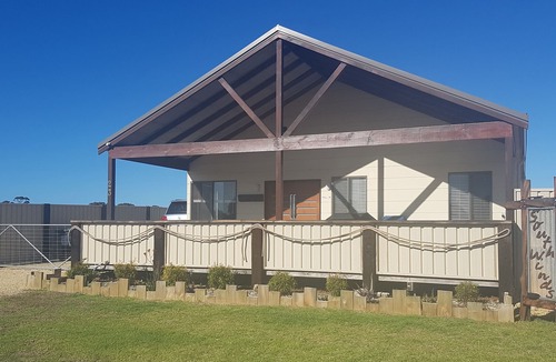 Bremer Bay House | "SOUTH WINDS" Large Modern family house close to shop, parks and river