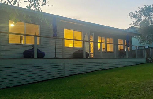 Moruya Heads House | “Southerly Change”. Groovy retro/modern Beach House. Bring your surfboard & dog!