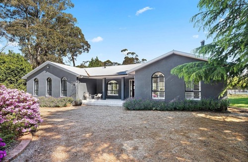 Bundanoon House | Southern Highlands Villa, Spacious, Gardens, Pool