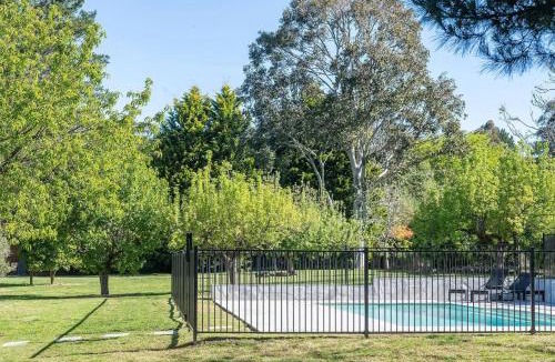 Bundanoon House | Southern Highlands Villa, Spacious, Gardens, Pool