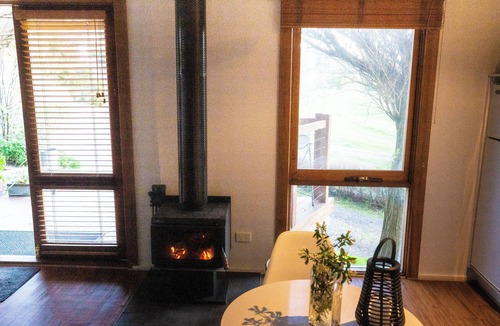 Daylesford Cottage | Spa. Fireplace. Bush views. Walking distance to Daylesford. The perfect getaway
