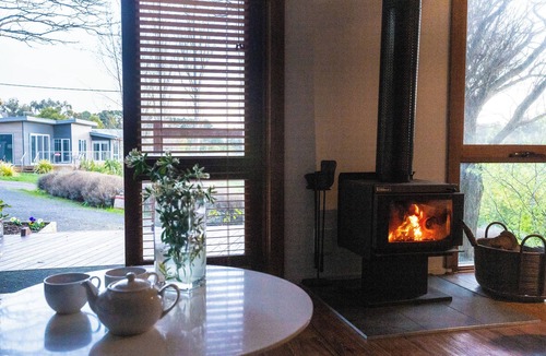 Daylesford Cottage | Spa. Fireplace. Bush views. Walking distance to Daylesford. The perfect getaway