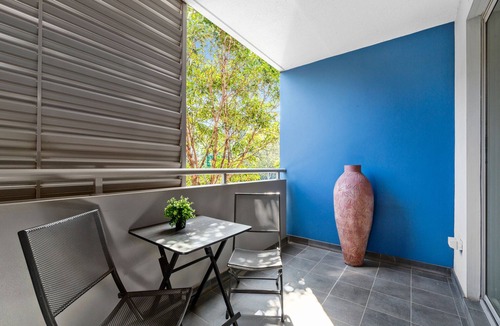 Redfern Apartment | Spacious 1-Bed with Pool & Gym 5 Minutes from CBD