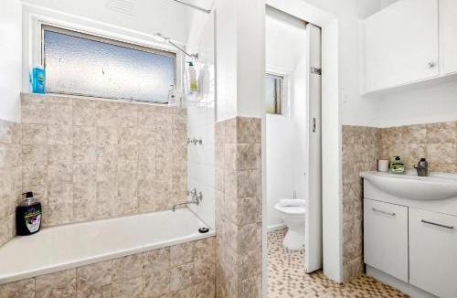 Glenroy Apartment | Spacious 1-Bedroom Apartment with Car Space
