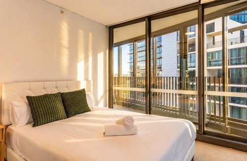 Wentworth Point Apartment | Spacious 2BR 2BA Balcony, Parking, Marina Sq