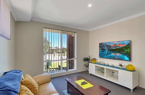 Byford House | Spacious 3-Bed Home in Peaceful Byford