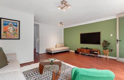 Maribyrnong House | Spacious 3-Bed Townhouse with Courtyard