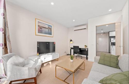 Lyneham Apartment | Spacious 3-Bedroom Apartment + Lifestyle Amenities