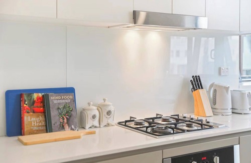 Canterbury Apartment | Spacious 3BR Apartment | Free Parking | 20 mins to CBD | Woolworths & Cafés
