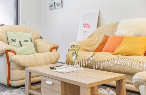 Canterbury Apartment | Spacious 3BR Apartment | Free Parking | 20 mins to CBD | Woolworths & Cafés