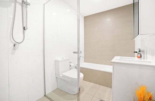 Canterbury Apartment | Spacious 3BR Apartment | Free Parking | 20 mins to CBD | Woolworths & Cafés