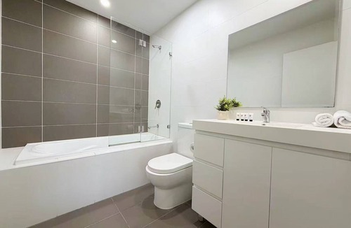 Rosebery Apartment | Spacious 3BR Retreat near CBD | Parking & Balcony