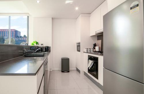 Mascot Apartment | Spacious 3BR, Walk to Train, 2 Free Parking