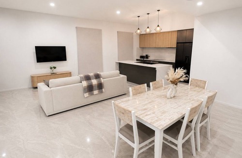 Greenbank House | Spacious 4 bed 2 bath family home - opposite park - 2 living areas