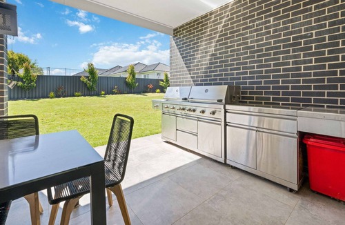 Orange House | Spacious 4-Bed Holiday Getaway
