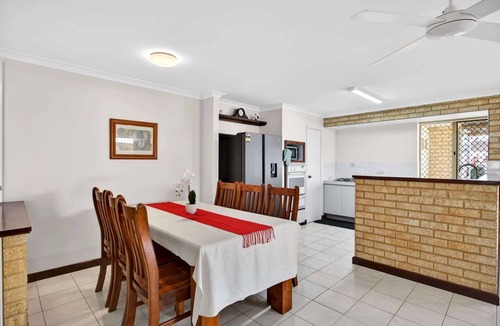 Dudley Park House | Spacious 4-Bed House with Private Garage