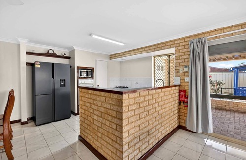 Dudley Park House | Spacious 4-Bed House with Private Garage
