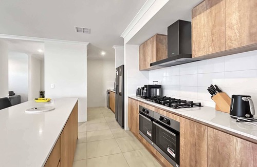 Karnup House | Spacious 4-Bed House with Large Backyard