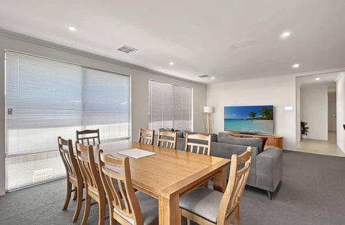 Karnup House | Spacious 4-Bed House with Large Backyard