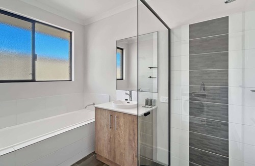 Karnup House | Spacious 4-Bed House with Large Backyard