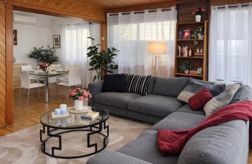 Footscray House | Spacious 4-Bed Retreat in Vibrant Footscray