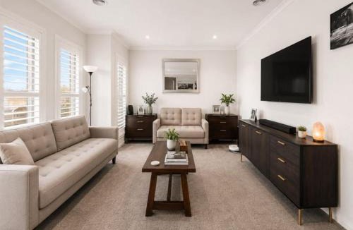 Manor Lakes House | Spacious 4-Bedroom Family Home in Manor Lakes