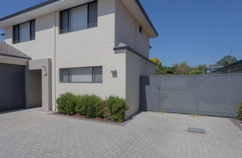 Bedford House | Spacious 4 Bedroom family home with Patio and BBQ