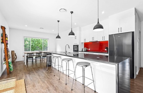 Mansfield House | Spacious 4-Bedroom Retreat