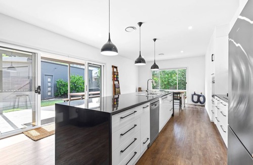 Mansfield House | Spacious 4-Bedroom Retreat