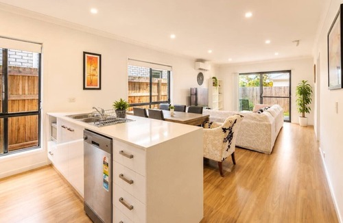 Logan Reserve House | Spacious 4B Near Logan with Parking